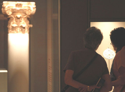 Dos visitantes en la exposición  Los mundos del Islam en la colección del Museo Aga Khan .