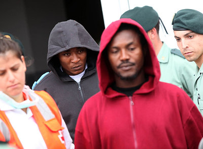 Dos supervivientes de la patera que volcó en el Estrecho.