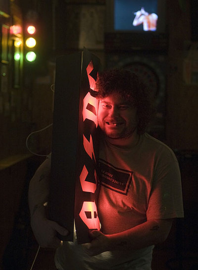 Óscar,  El Rana , un entusiasta  del rock de ACDC, en su garito de Pinto.