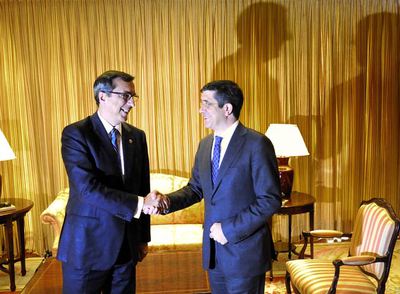 El   lehendakari   (a la derecha) y José Luis Bilbao se saludan antes de comenzar su reunión.