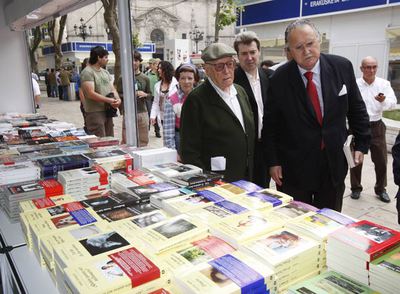 El alcalde de Bilbao, Iñaki Azkuna (delante), y el escritor Ramiro Pinilla observan un puesto de la Feria del Libro.rnHendrik Röver actúa en el Cotton Club de Bilbao.