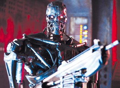 La sonrisa congelada no engaña: el T-800, que en  Terminator salvation  se presenta en auténticos ejércitos, dispuesto a exterminar a la raza humana. 