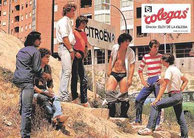 Fotocartón de  Colegas  (1982), de Eloy de la Iglesia, donde actuaban Antonio Flores, José Luis Manzano o El Pirri.