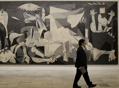 El director del Museo Reina Sofía, Manuel Borja-Villel, delante del   Guernica,   de Picasso.