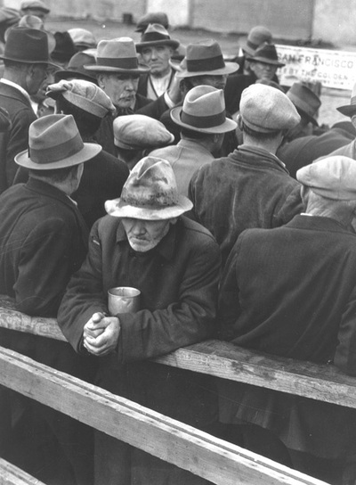   White Angel Breadline   (1933), fotografía de Dorothea Lange que se expone hasta el 26 de julio en el ICO (Zorrilla, 3) de Madrid, dentro del Festival PhotoEspaña.