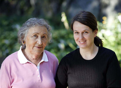 La deportada judía Gerda Schrage y la cineasta Britta Wauer, directora de  El silencio de Gerda. 