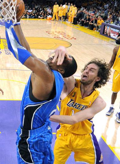 Pau Gasol comete una falta sobre Dwight Howard.