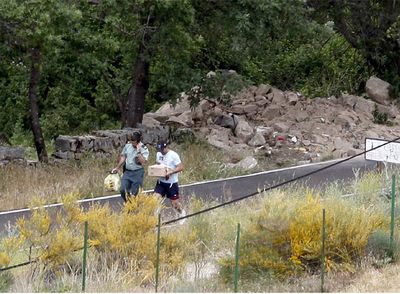 Guardias civiles trasladan el material encontrado ayer en un  zulo  cerca de Madrid.
