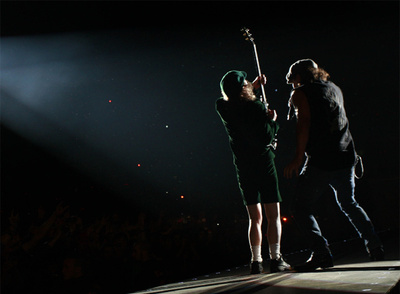 El guitarrista Angus Young y el cantante Brian Johnson, del grupo ACDC, anoche en el estadio Vicente Calderón.