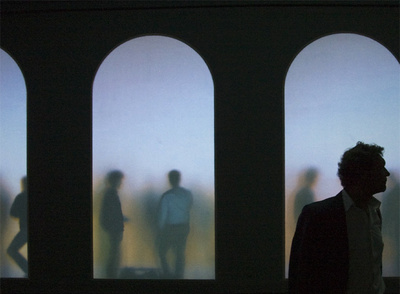 Un visitante en la instalación  Huéspedes , de Wodiczko, en el pabellón de Polonia.