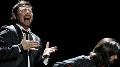 Miguel Poveda, en un momento del espectáculo  Sin frontera .