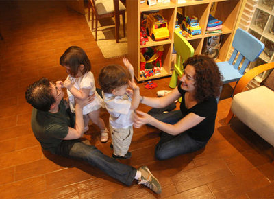 Ginés y Ester juegan con sus hijos, nacidos tras un proceso de selección genética de embriones, realizado para no heredarrn un cáncer de tiroides.