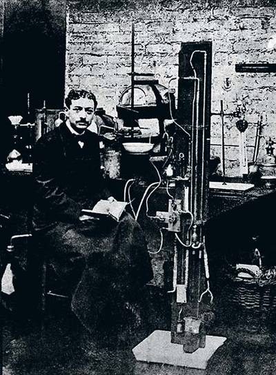 En 1909, Eugène Schueller fundó La Sociedad Francesa de Tintes Inofensivos, que en 1939 pasaría a llamarse L'Oréal.  rnAquí aparece en su cocina, que hacía las veces de laboratorio.