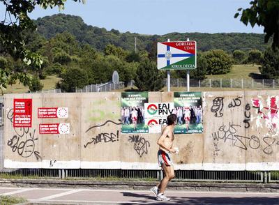 La soledad de las vallas electorales refleja en el País Vasco buena parte del desinterés por la campaña de los comicios europeos, que hoy se celebran.