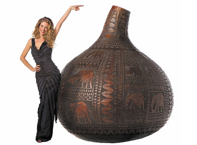 La presentadora de televisión, Paula Vázquez, con una calabaza africana.