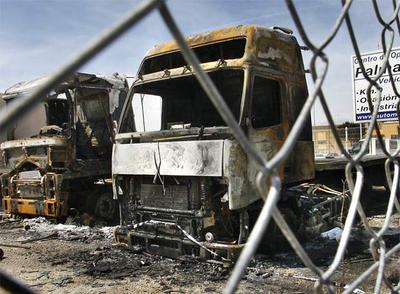 Camiones destruidos por un incendio ayer en Sedaví.