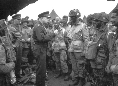 Dwight Eisenhower despide con una sola orden el 5 de junio de 1944 a los paracaidistas de EE UU que tomarán Normandía: 