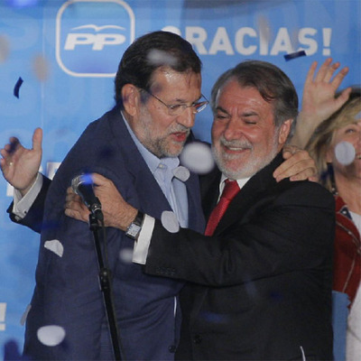 Mariano Rajoy y Jaime Mayor celebran el triunfo del PP desde el balcón de la calle de Génova en Madrid.