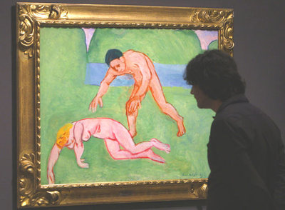 Dos visitantes de la exposición de la Fundación Thyssen contemplan la obra de Matisse  Ninfa y sátiro. 