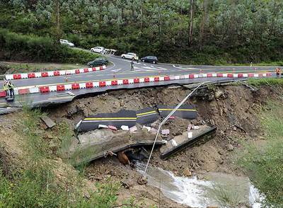 Un socavón de 20 metros en la carretera entre Ourense y Pontevedra