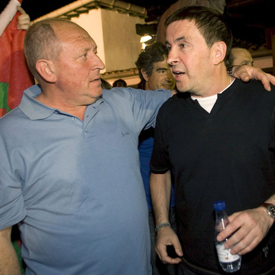 Otegi recibe el saludo de un militante de la   izquierda abertzale    la noche electoral en Pamplona. 