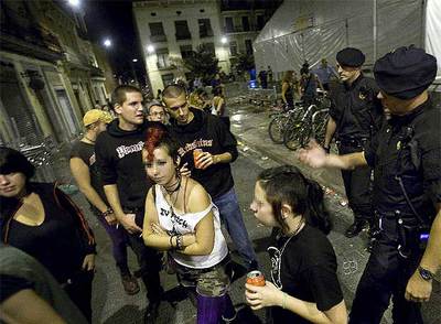  Mossos d'Esquadra  despejan la plaza del Sol en las fiestas del año pasado.