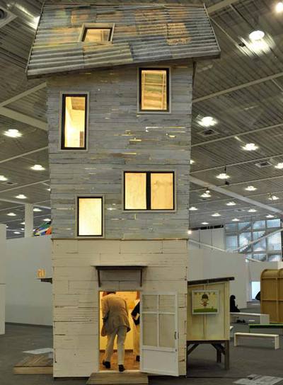 Un visitante penetra en  Torre de Málaga,   del japonés Yoshitomo Nara. 