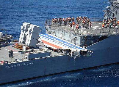 Restos del avión siniestrado, a bordo de la  fragata  Constituiçao .