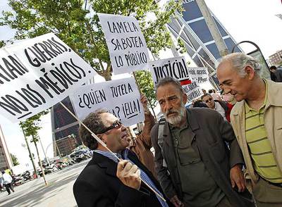 Luis Montes, ayer entre un grupo de manifestantes junto a los juzgados de la plaza de Castilla.