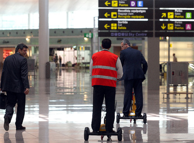 En patinete eléctrico, por la T-1 de El Prat