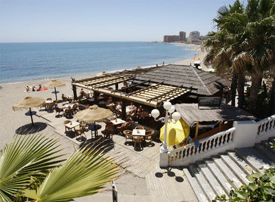 Chiringuito en una playa de Benalmádena (Málaga) ayer.