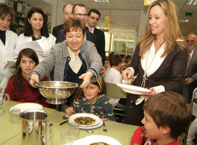 MINISTRA Y CONSELLEIRA COMPARTEN SOPA EN EL COLEGIO