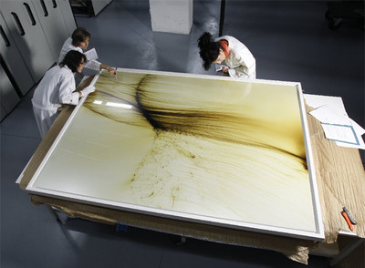  Trabajadores del Centro de Arte 2 desembalan la obra   Sre  ischwinmer 38,  del fotógrafo Wolfgang Tillmans, adquirida en 2008.