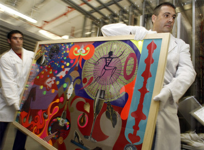  Dos trabajadores  trasladan  el cuadro   Cantos: Inspiración II,  de Dis Berlín, adquirido en ARCO 2007 a la Galería Siboney.