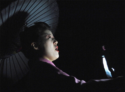 Imagen de la pieza  6 Flutterbyes,  de Anri Sala, en  Il tempo del postino. 