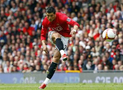 Cristiano Ronaldo remata a portería durante un partido de la  Premier  esta temporada.