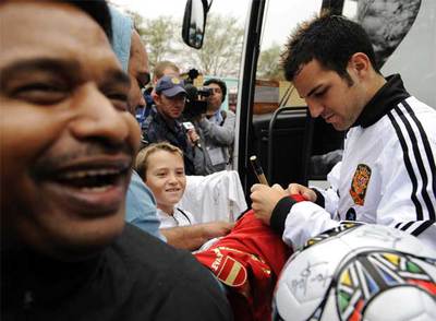 Cesc firma autógrafos en Rustenburgo.