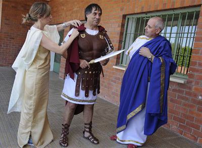 Profesores del Centro de Educacion de Adultos de la cárcel posan con los trajes elaborados por los reclusos.