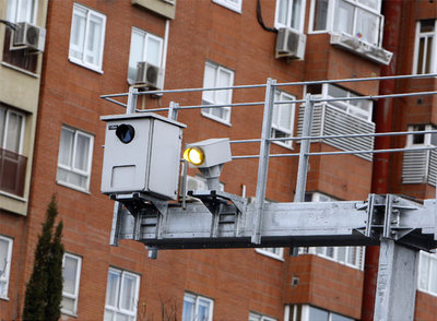 El radar más sancionador está a la entrada de Madrid por la A-5, frente al barrio de Batán. Unas 2.000 fotos diarias a quien supere los 70 kilómetros por hora.