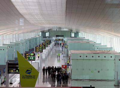 Vista de la zona de embarque de la nueva terminal del aeropuerto de Barcelona que ha diseñado Ricardo Bofill.