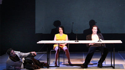 Escena de la obra  Ruido de fondo,  que cierra temporada en el Micalet.