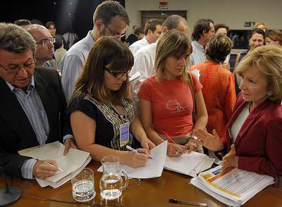 La vicepresidenta segunda, Elena Salgado, a la derecha, explica a los periodistas las decisiones adoptadas ayer.