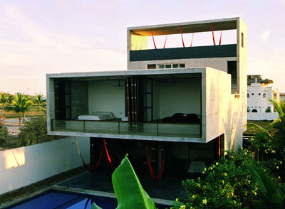 Vivienda de hormigón integrada en el paisaje de México del estudio Cadaval & Solá-Morales, incluida en el proyecto Freshlatino, que se exhibirá en varias sedes del Instituto Cervantes.rnAmpliación de una vivienda con contenedores de madera, del estudio argentino A77.