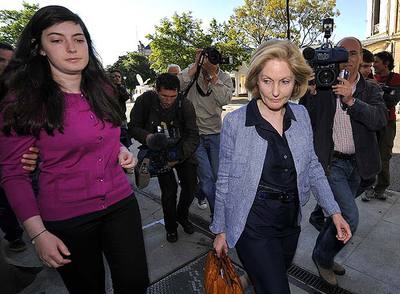 Mathilde, hija de Édouard Stern (izquierda), y Béatrice, su ex mujer, el pasado jueves en Ginebra.