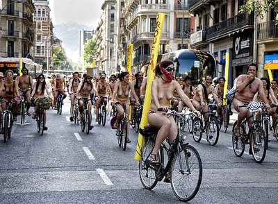 DESNUDOS ANTE EL TRÁFICO