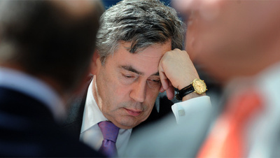 El primer ministro británico escucha los discursos pronunciados en una conferencia en Canary Wharf, Londres, en mayo de 2008. rnFoto: Reuters