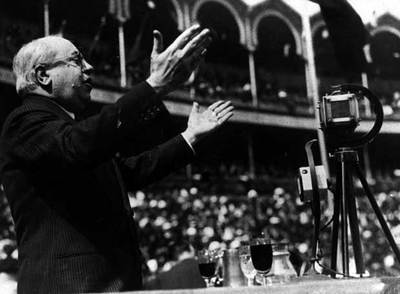 Manuel Azaña, en un mitin en la plaza de Las Ventas, en Madrid.