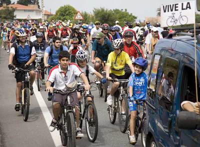 Los defensores del carril-bici también saben manifestarse