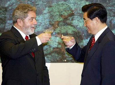 El presidente de Brasil, Luiz Inácio Lula da Silva, y el de China, Hu Jintao, tras firmar un acuerdo en Pekín.