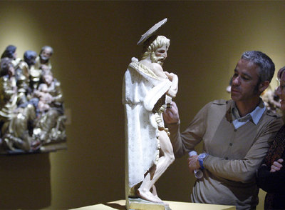Dos personas contemplaban ayer el  San Juan Bautista  (1535) de Gabriel Joly, un alabastro dorado y policromado que se puede ver en la exposición del Bellas Artes de Bilbao.